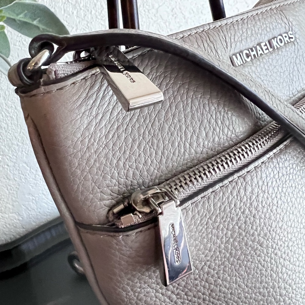 Michael Kors Riley Pebble leather crossbody - Picture 5 of 9